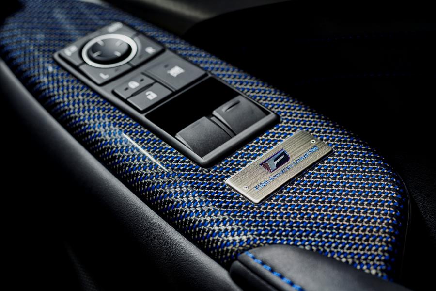 Детали интерьера Lexus RC F F10th Anniversary Limited 500 2017 года  (JP) (фото 6 из 10)